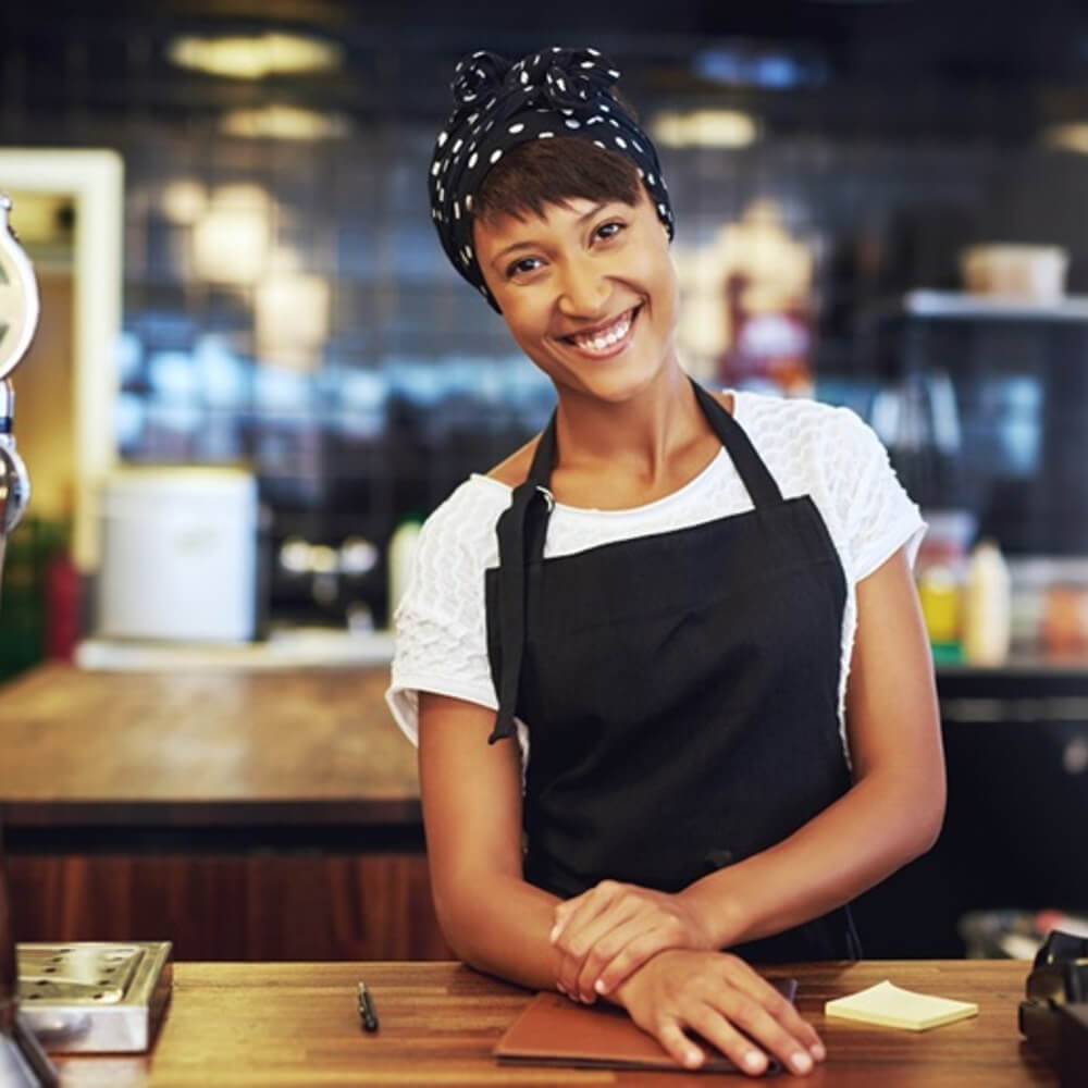 Jovem Empresária Sorridente - existe um momento ideal para abrir um negócio